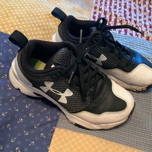 Under Armour shoes - size 2.5 Youth - good condition
